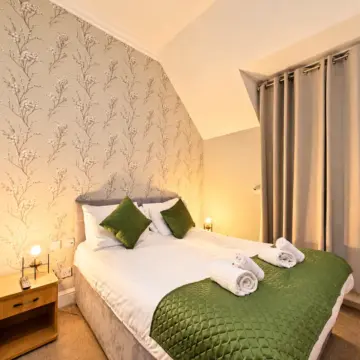 Cosy Green-Accented Guest Bedroom